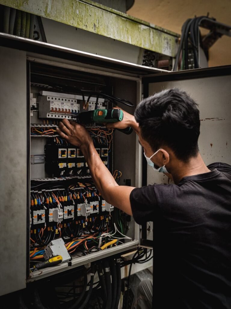 Electricista trabajando en un cuadro eléctrico