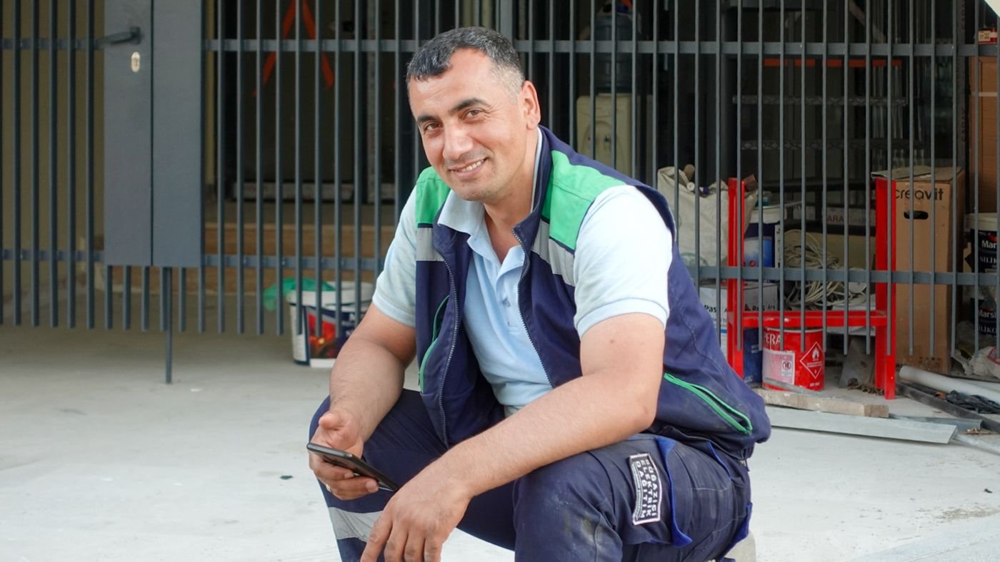 Profesional de la construcción haciendo un presupuesto con el móvil en la obra